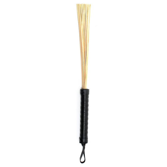 Flogger, látigo con tiras de ratán